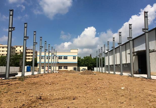 鋼結(jié)構(gòu)廠房施工建設過程中，應該采用的安全防范措施